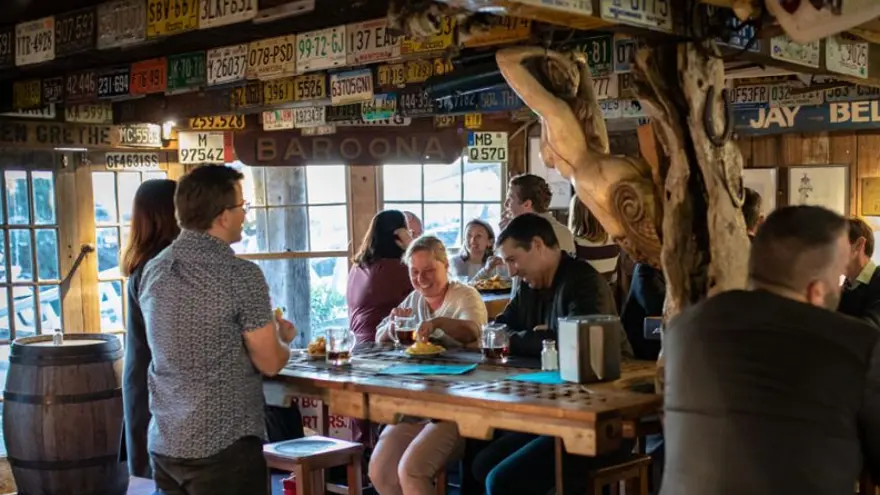 Swashbucklers Restaurant Boatshed Friends Eating 1024X683