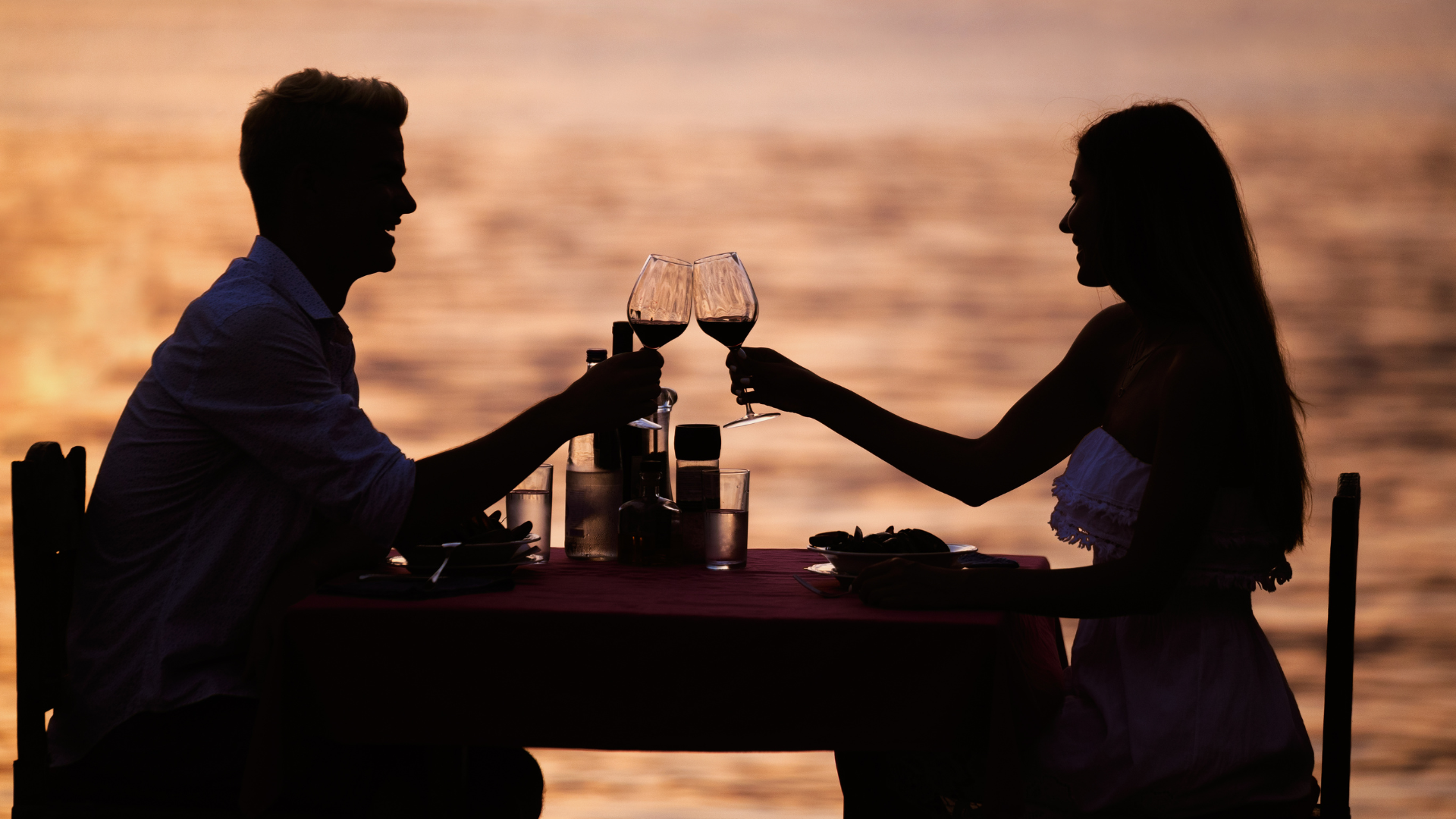 Engaged Coupleenjyopying Best Restaurants Dinner
