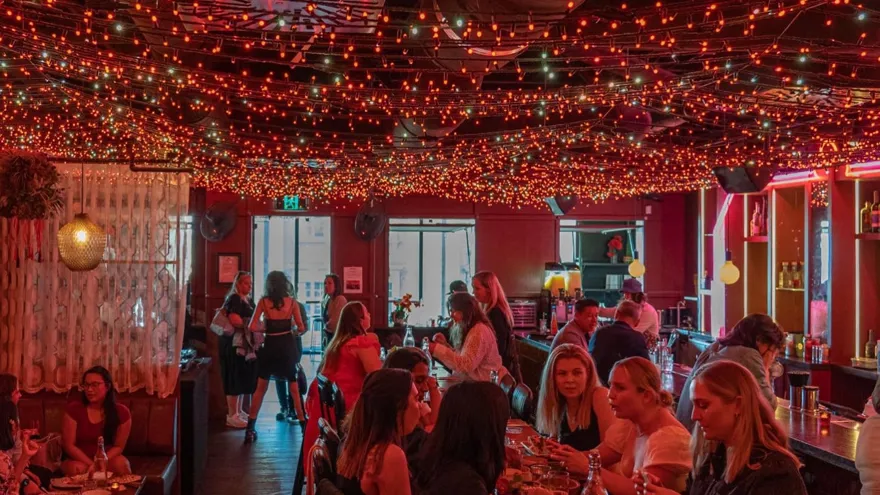 dos donkeys bar .jpg